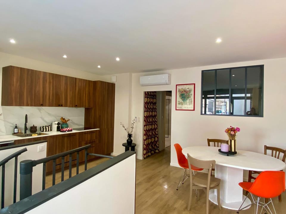 Kitchen or kitchenette, Dining area
