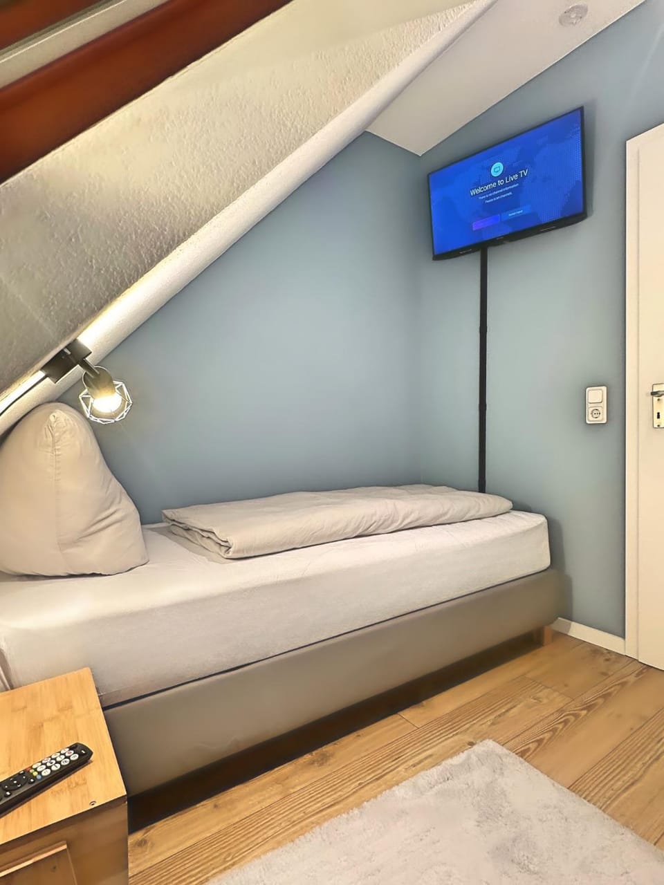 Bed, TV and multimedia, Bedroom