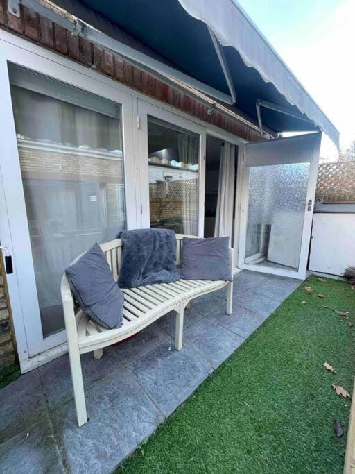 Cosy studio on the Thames Apartment in London Borough of Richmond upon Thames