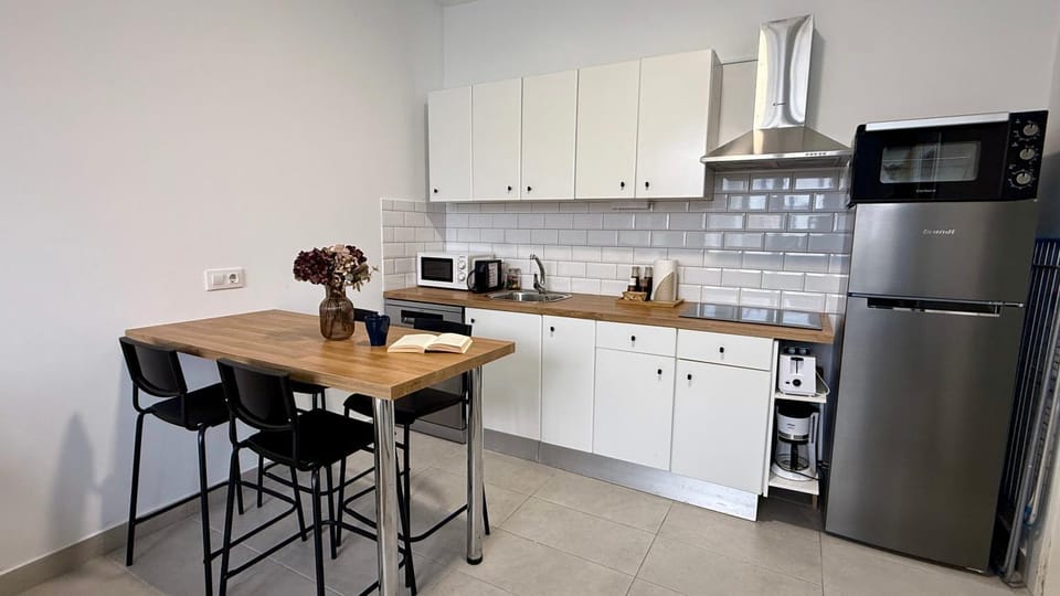 Coffee/tea facilities, Kitchen or kitchenette, Dining area, dishwasher, oven, stove, toaster