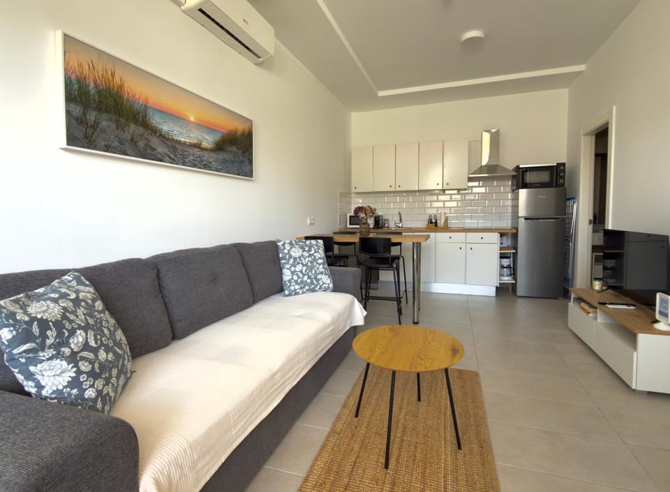 Communal lounge/ TV room, TV and multimedia, Living room, Food, Pool view, Family, furniture
