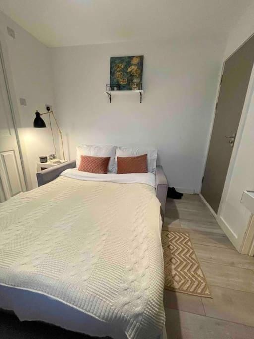 One bedroom Putney Village flat Apartment in London Borough of Richmond upon Thames