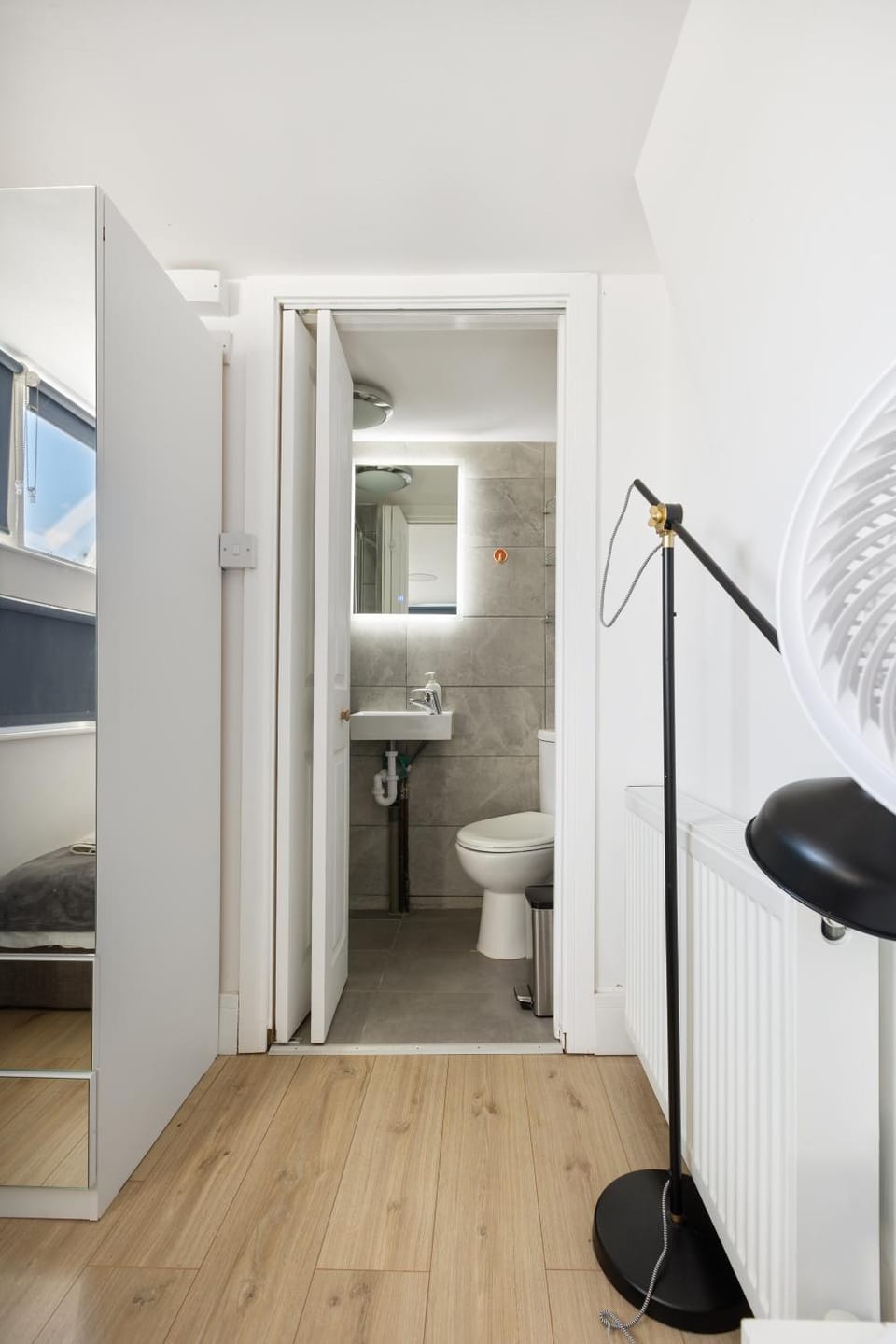 Modern flat & balcony in historic West Kensington Apartment in City of Westminster