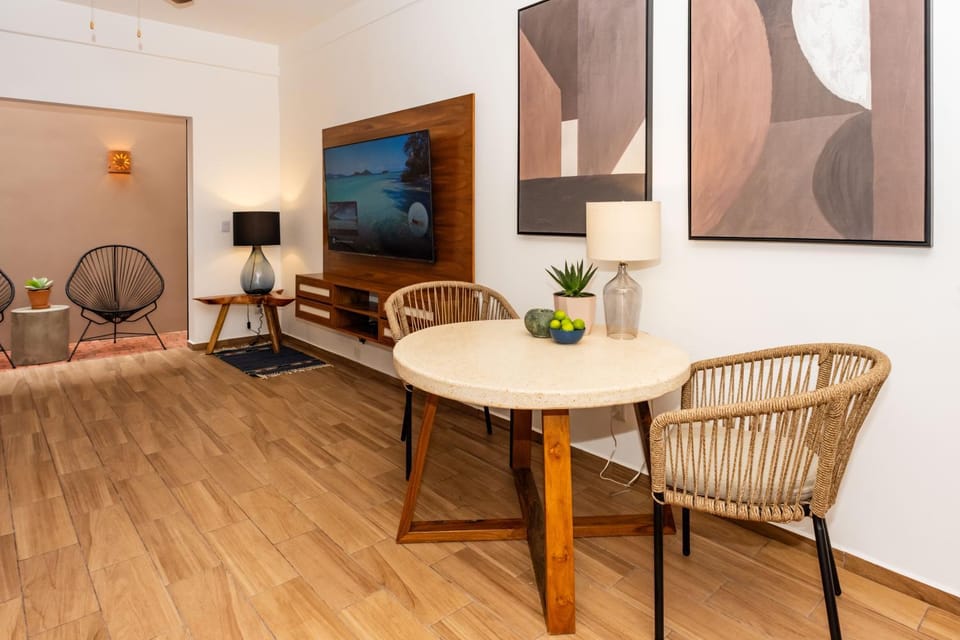 TV and multimedia, Living room, Seating area, Dining area, Entertainment, Dinner