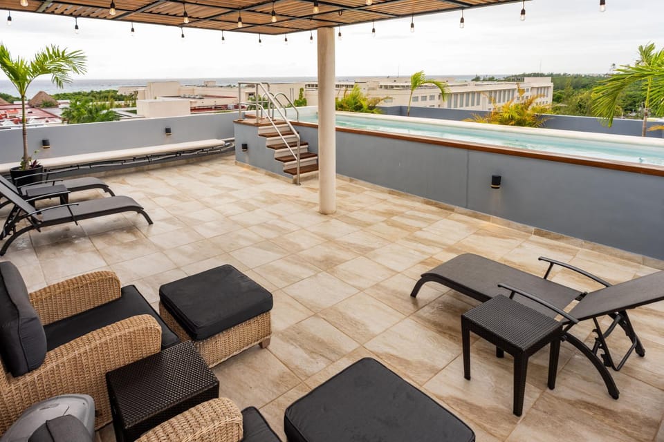 Property building, Natural landscape, Balcony/Terrace, Seating area, Pool view, Swimming pool