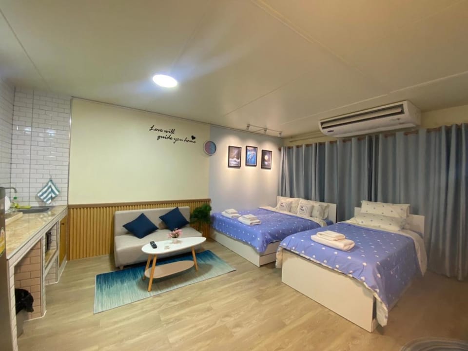Bed, Photo of the whole room, Bedroom, air conditioner