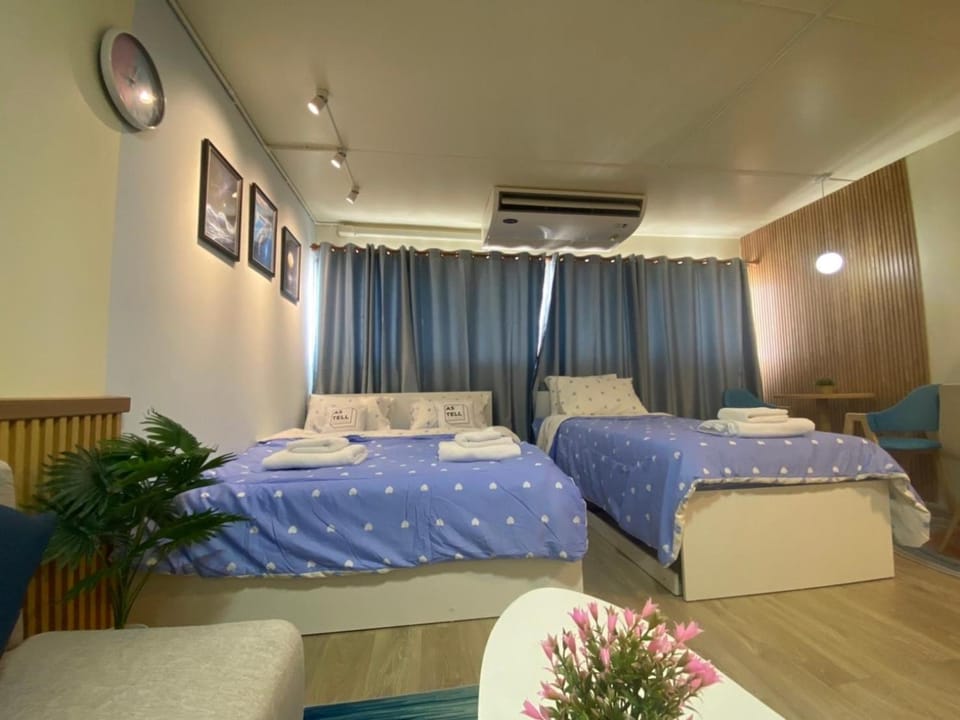 Bed, Living room, Photo of the whole room, Seating area, Bedroom, air conditioner