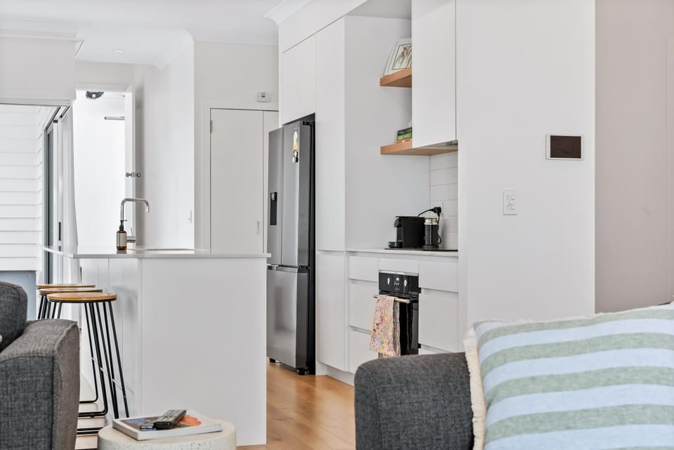 Kitchen or kitchenette, minibar
