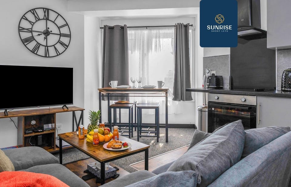 TV and multimedia, Kitchen or kitchenette, Living room, Seating area, Dining area