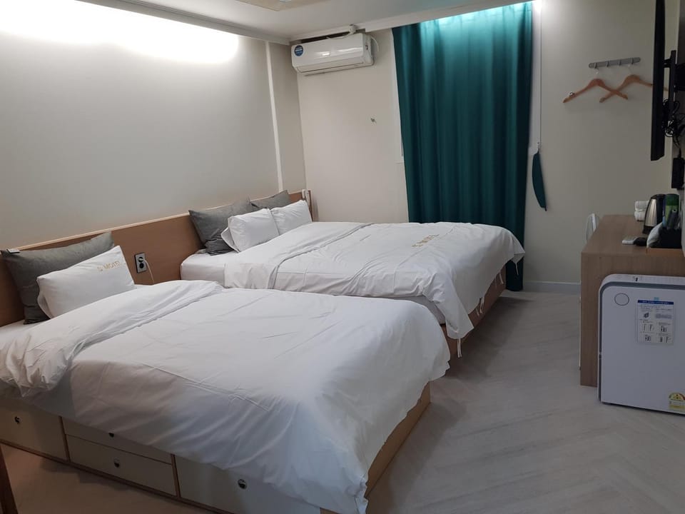 Property building, Bedroom, air conditioner