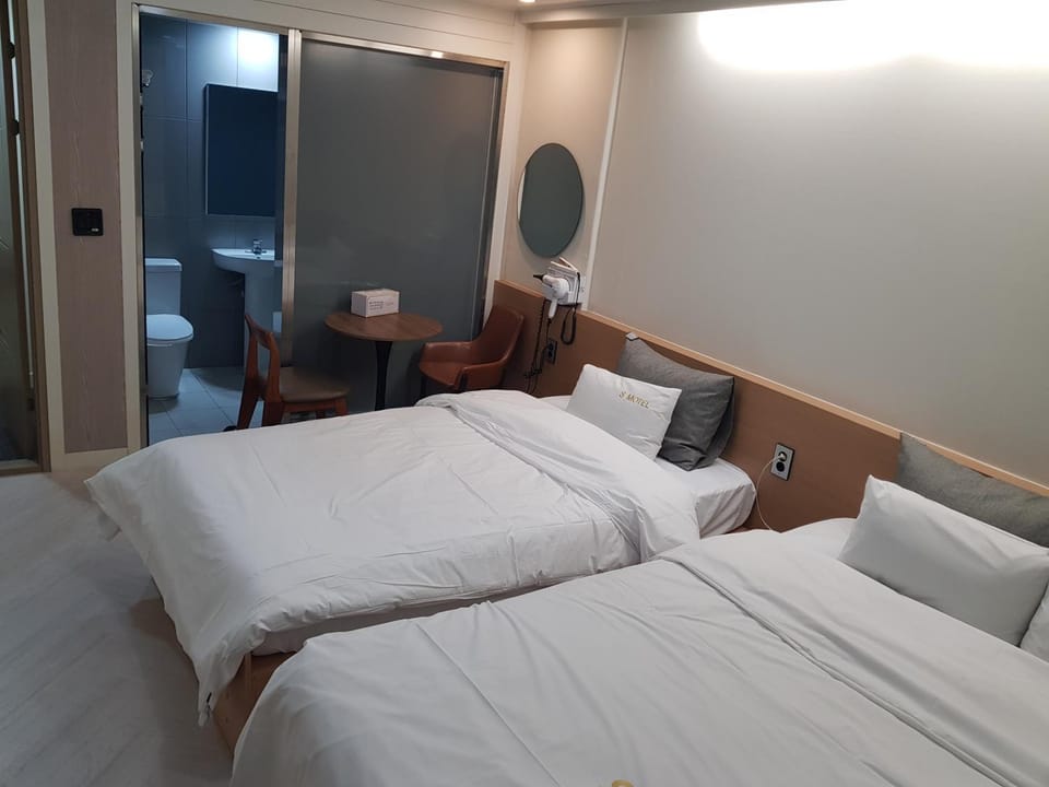 Bed, TV and multimedia, Bedroom