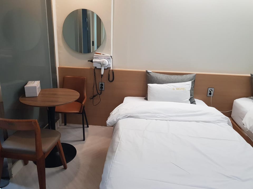 Property building, Bed, Bedroom