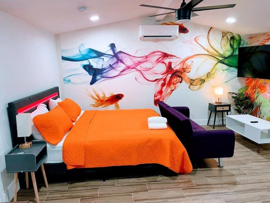 Bed, TV and multimedia, Living room, air conditioner
