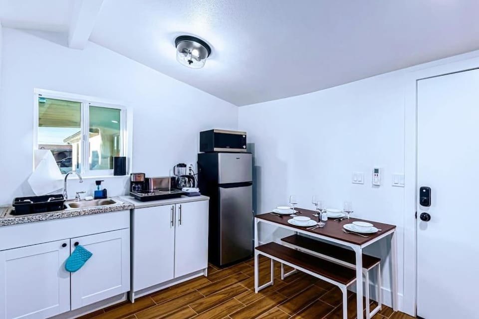 Coffee/tea facilities, Kitchen or kitchenette, Dining area, minibar, stove