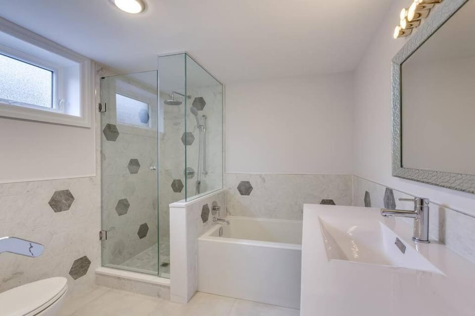 Luxurious and Spacious 4BR Home Near Downtown Villa in Burlington