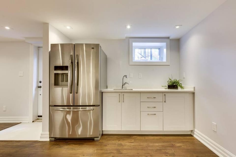 Luxurious and Spacious 4BR Home Near Downtown Villa in Burlington