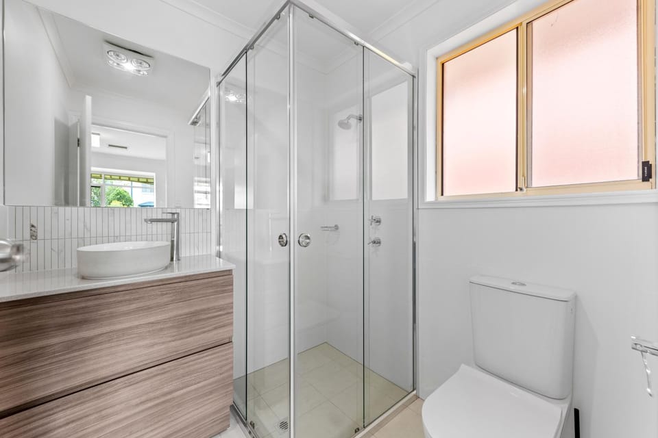 Shower, Toilet, towels