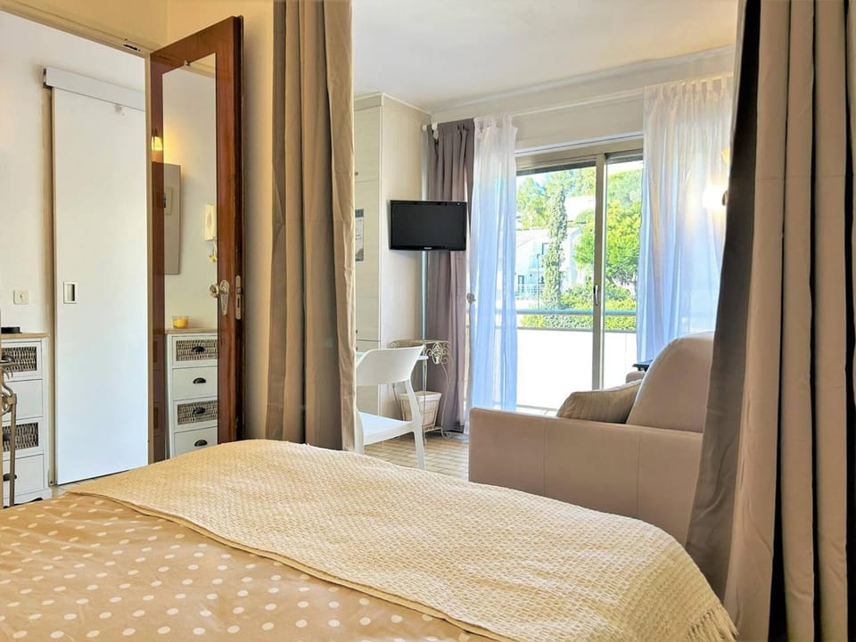 Studio pour 4 personnes au cœur du Lavandou avec vue sur les collines - FR-1-251-579 Apartment in Le Lavandou