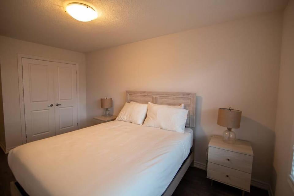 Modern & Cozy Retreat Lake Ontario & Wine Country Villa in Grimsby