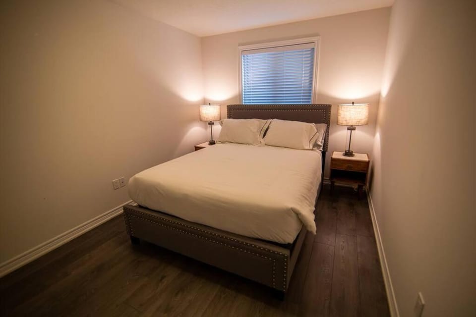 Modern & Cozy Retreat Lake Ontario & Wine Country Villa in Grimsby