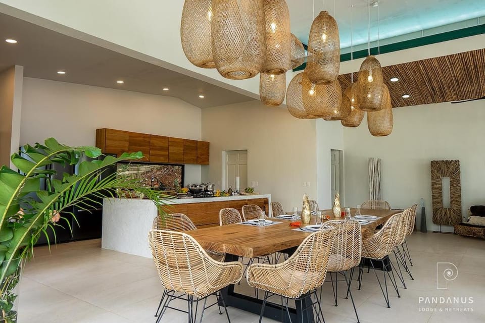 Kitchen or kitchenette, Seating area, Dining area