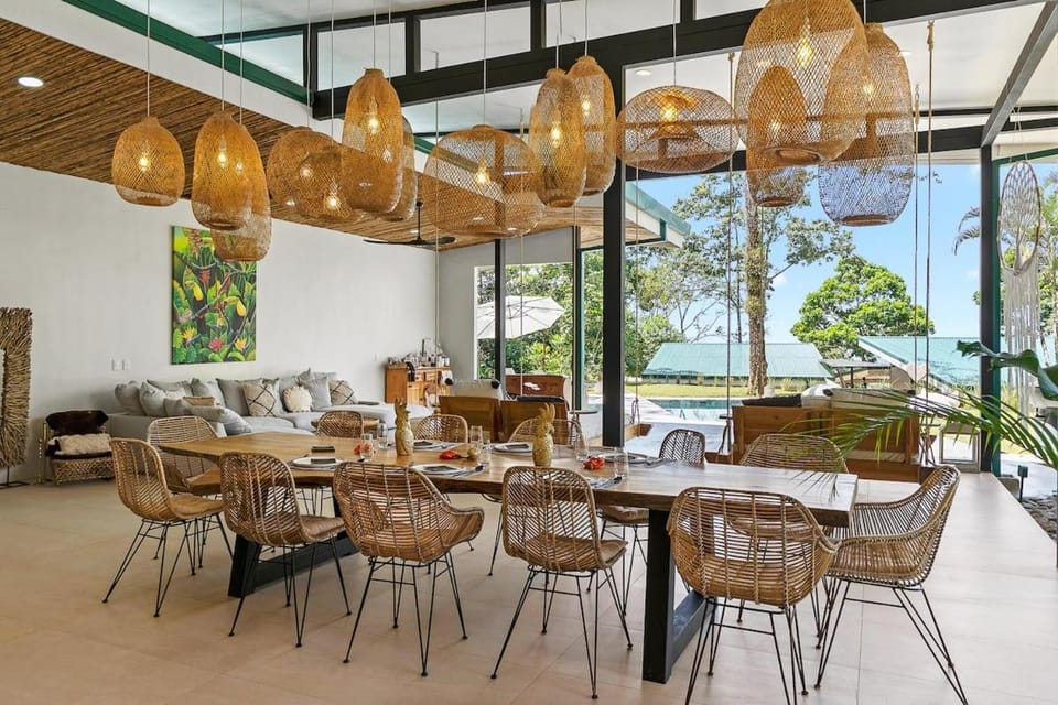 Restaurant/places to eat, Seating area, Dining area
