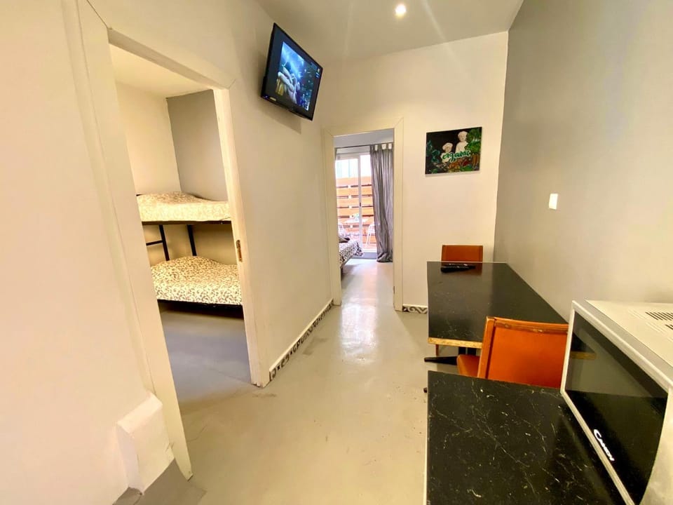 Apartamento de 3 habitaciones en Sants a 2`del metro Badal P9 Apartment in L'Hospitalet de Llobregat