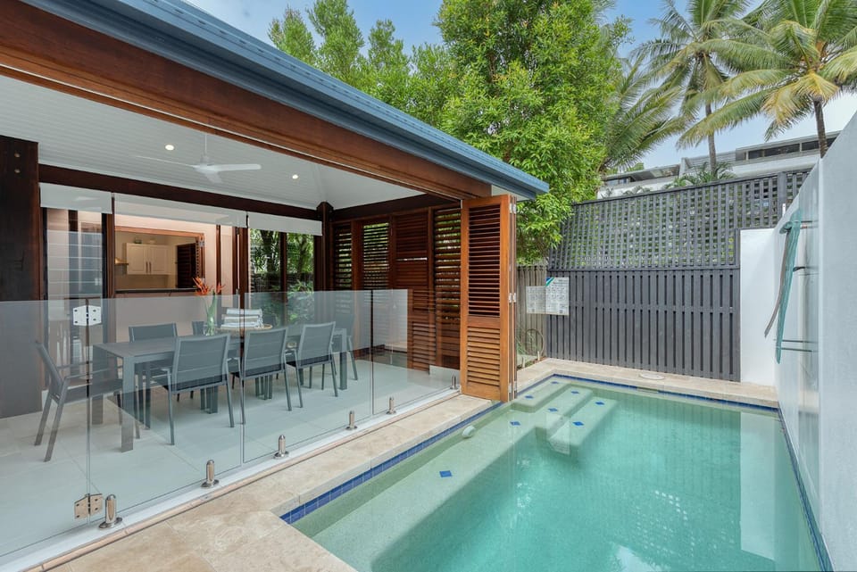 Dining area, Swimming pool