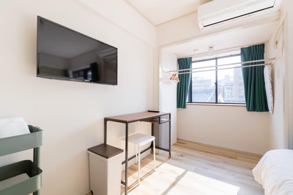 Bed, TV and multimedia, Photo of the whole room, air conditioner