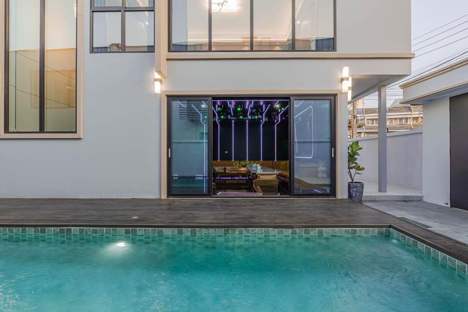 Karaoke, Swimming pool