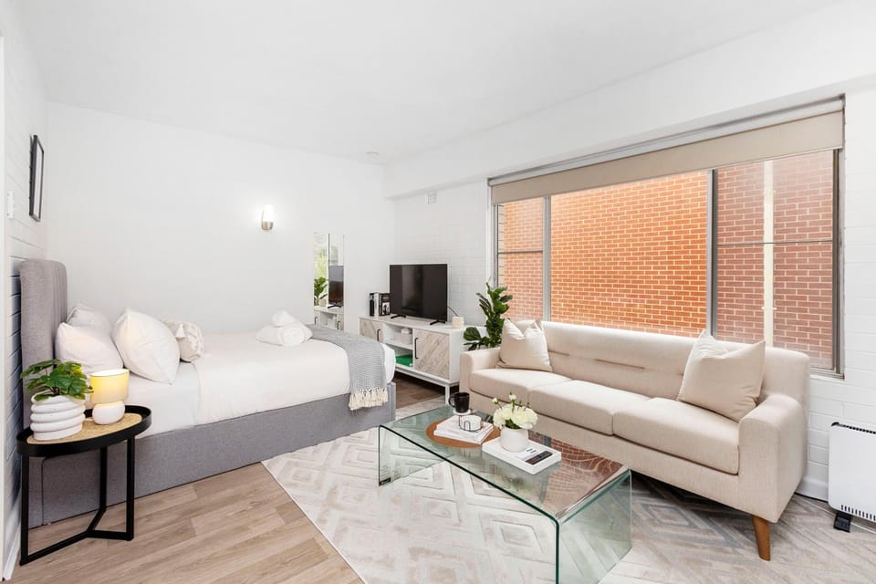 Bed, TV and multimedia, Living room