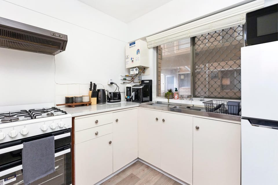 Coffee/tea facilities, Kitchen or kitchenette, stove, toaster