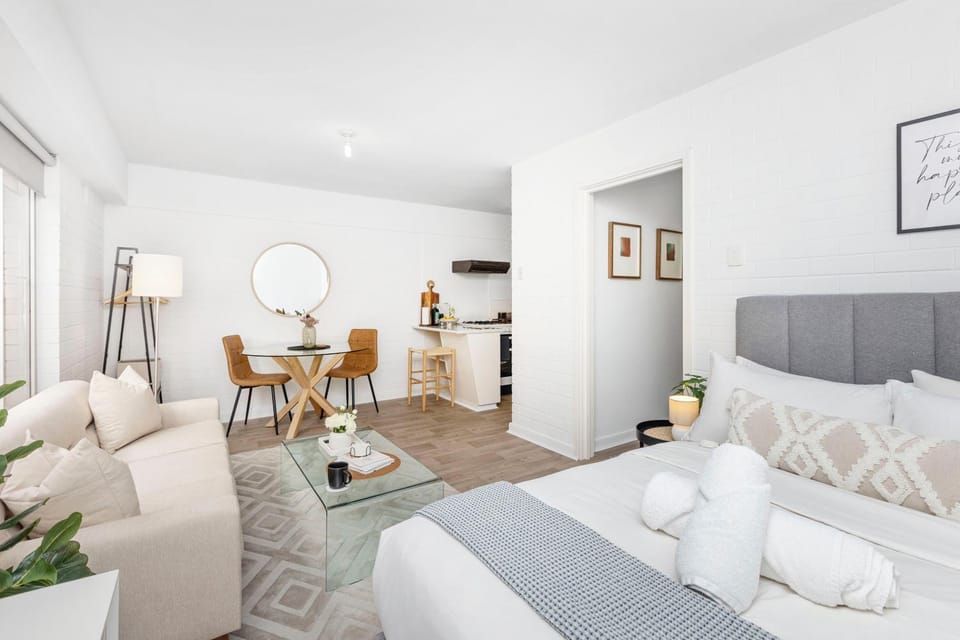 Bed, Seating area, Dining area
