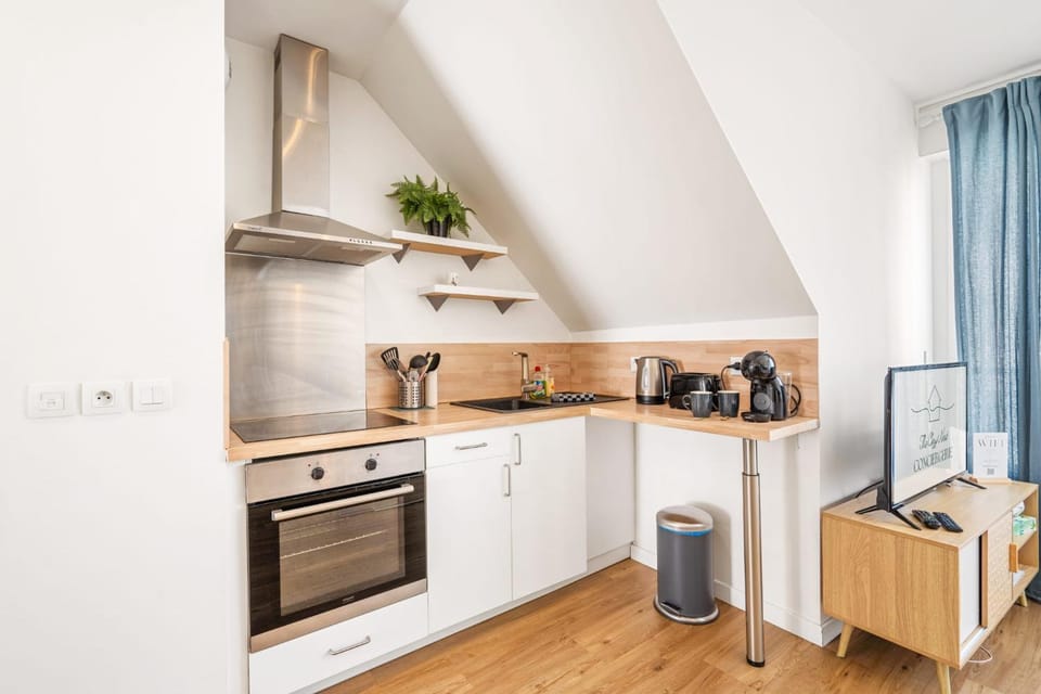 Coffee/tea facilities, oven, kitchen