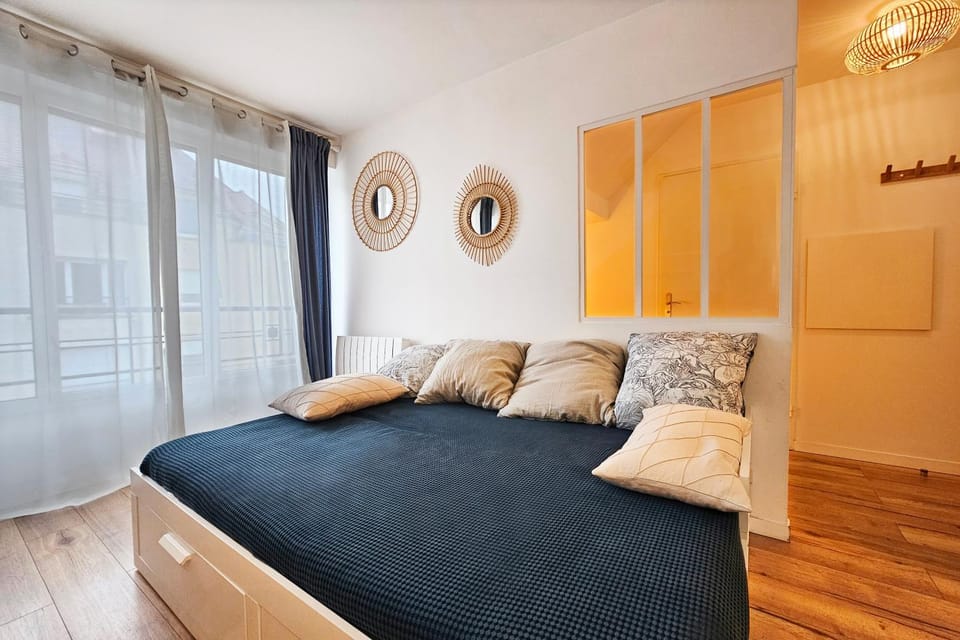 Bed, Living room
