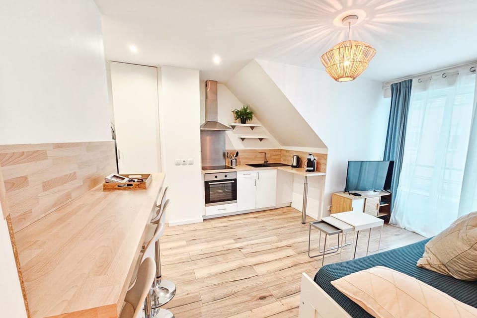 Living room, Seating area, Dining area, pet friendly, stove