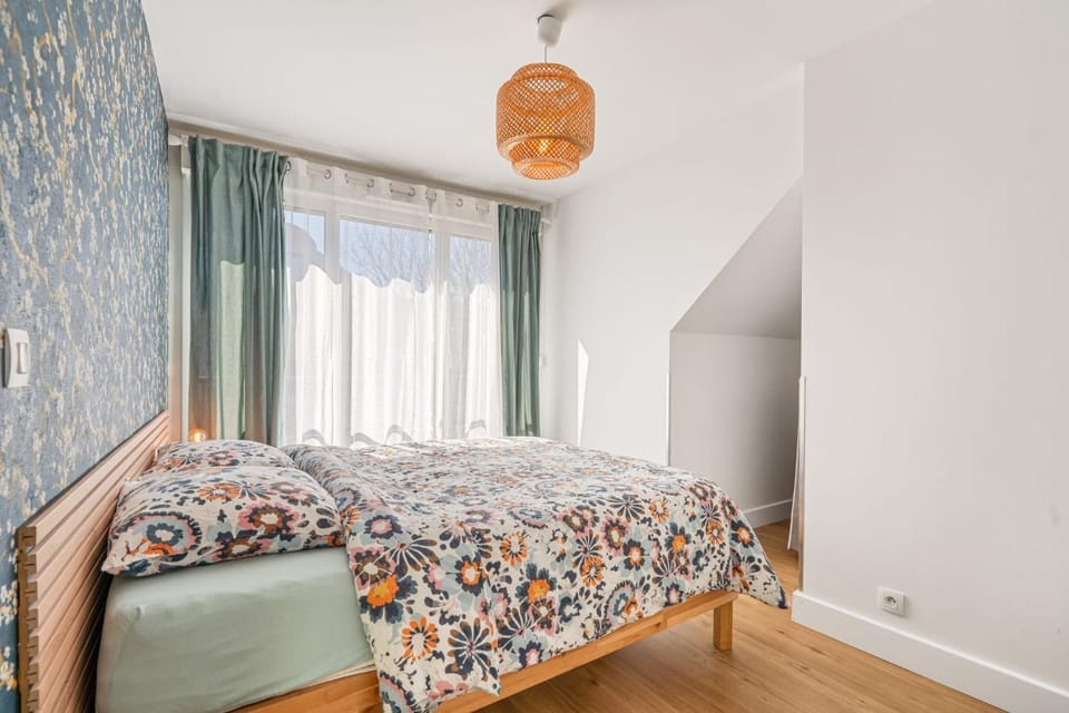 Bed, Bedroom, Inner courtyard view