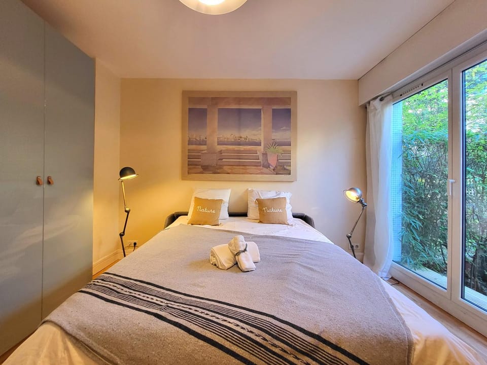 Bed, Bedroom, towels