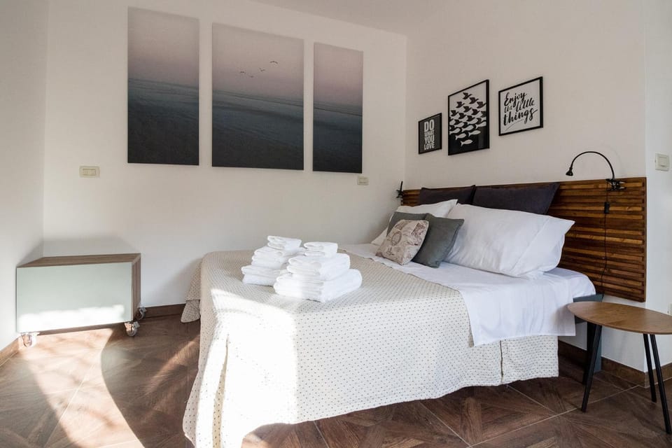 Bed, towels