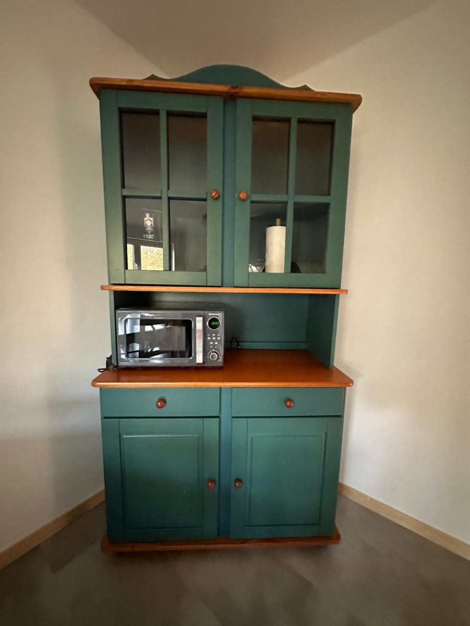 Kitchen or kitchenette, minibar