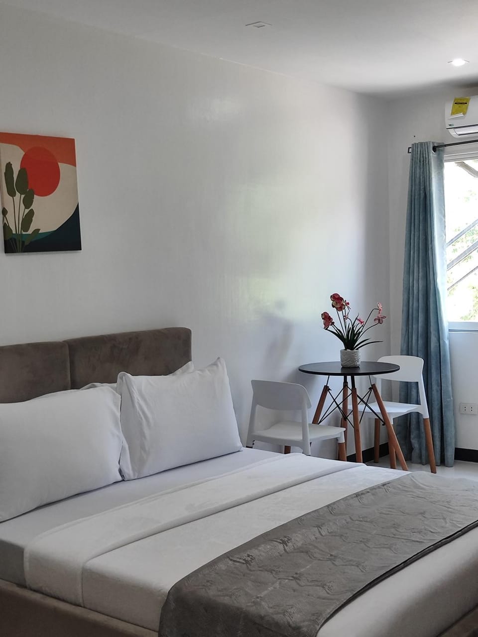 Bed, Seating area, Bedroom