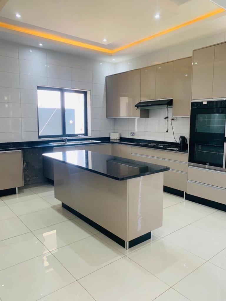 Executive 4 bedroom house with 4 beds . House in Lusaka