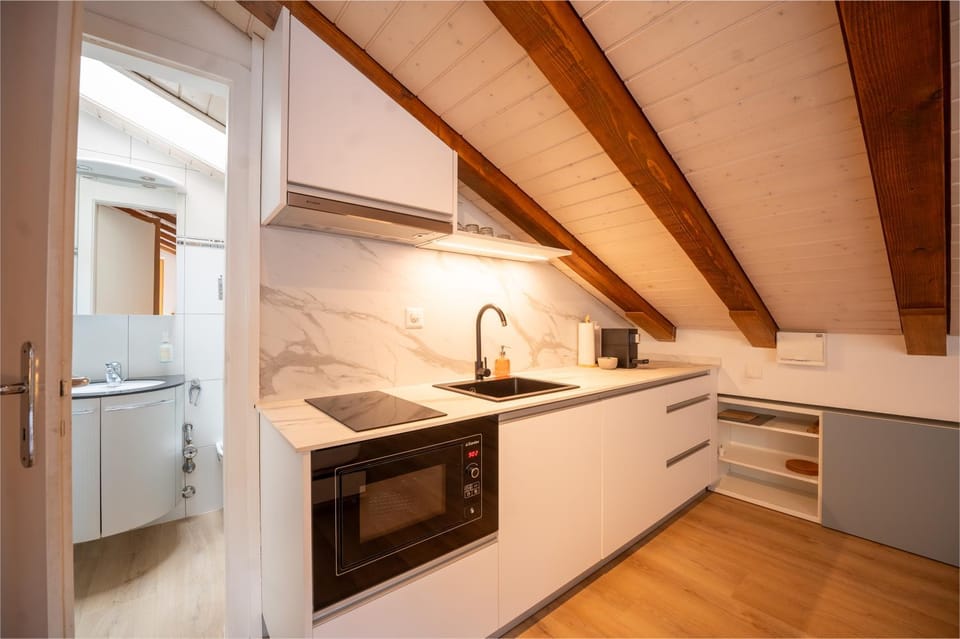 Coffee/tea facilities, Kitchen or kitchenette, microwave, stove
