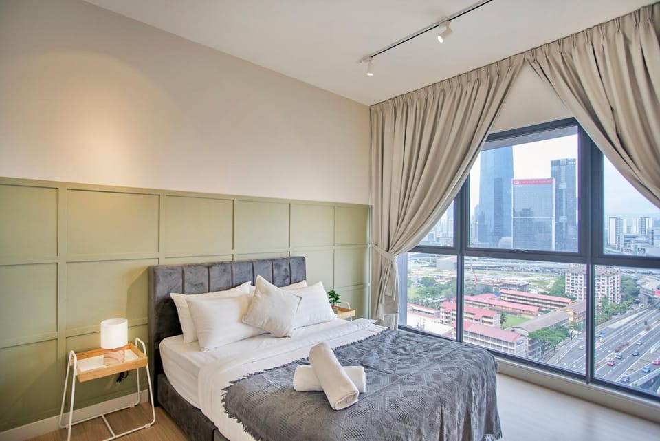 Bed, View (from property/room), Photo of the whole room, Bedroom, City view, Landmark view