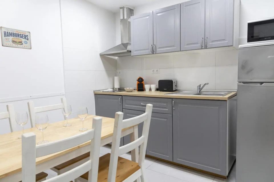 Kitchen or kitchenette, Dining area, pet friendly, stove, toaster