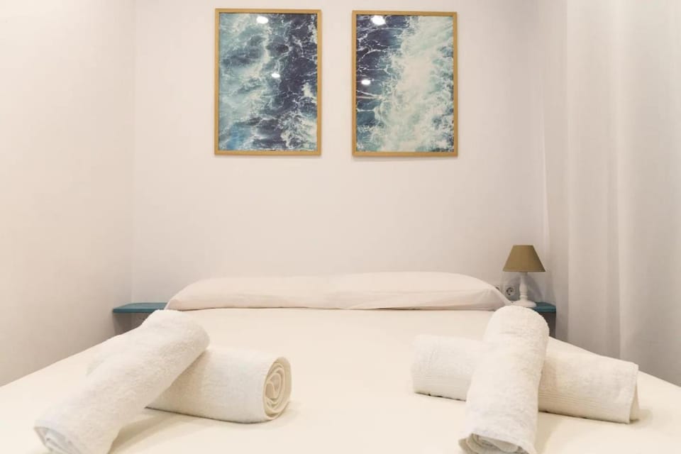 Bed, Photo of the whole room, Bedroom, Inner courtyard view, air conditioner