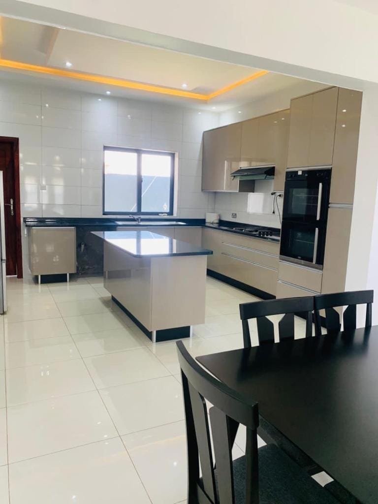 Executive 4 bedroom house with 4 beds . House in Lusaka