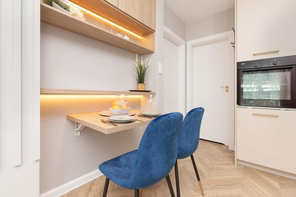 TV and multimedia, Kitchen or kitchenette, Living room, Seating area, Dining area