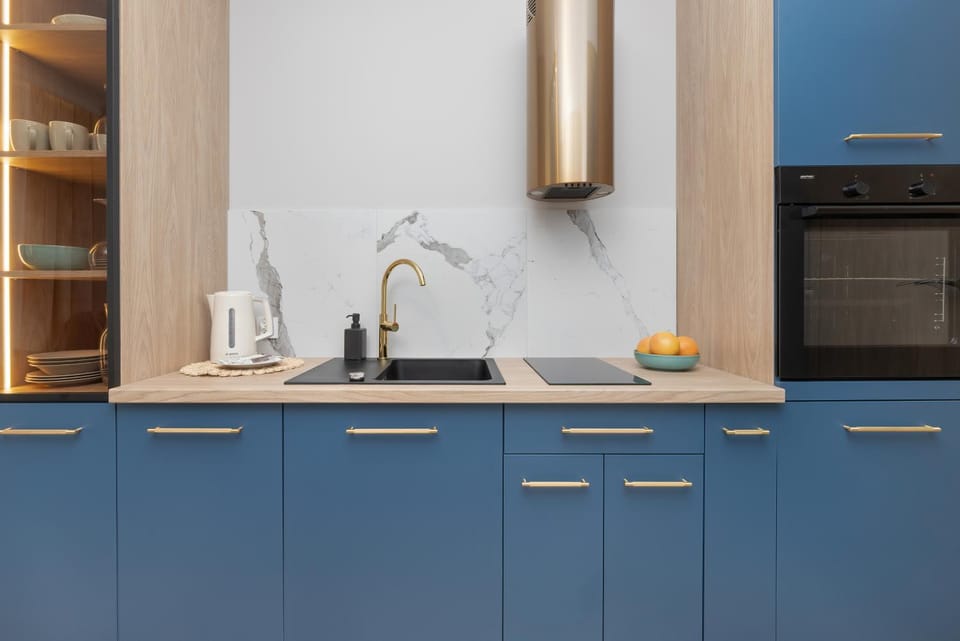 Coffee/tea facilities, Kitchen or kitchenette, stove