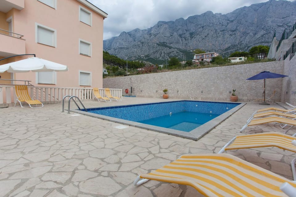 Property building, Day, Swimming pool